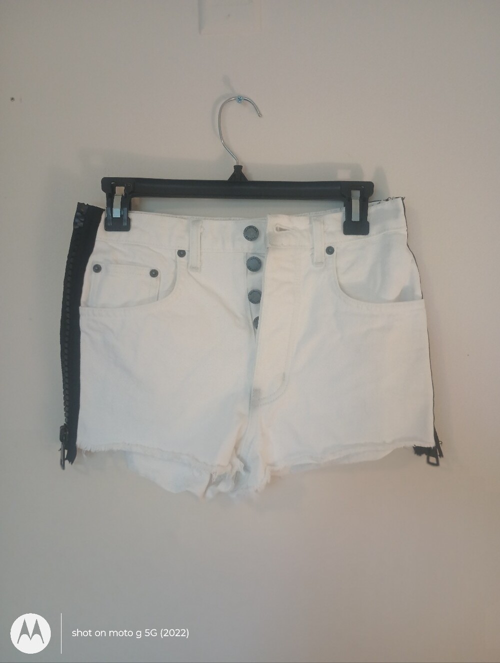Carmar LA  Women's White Button Fly Denim Shorts With Black Side Zippers Size 26